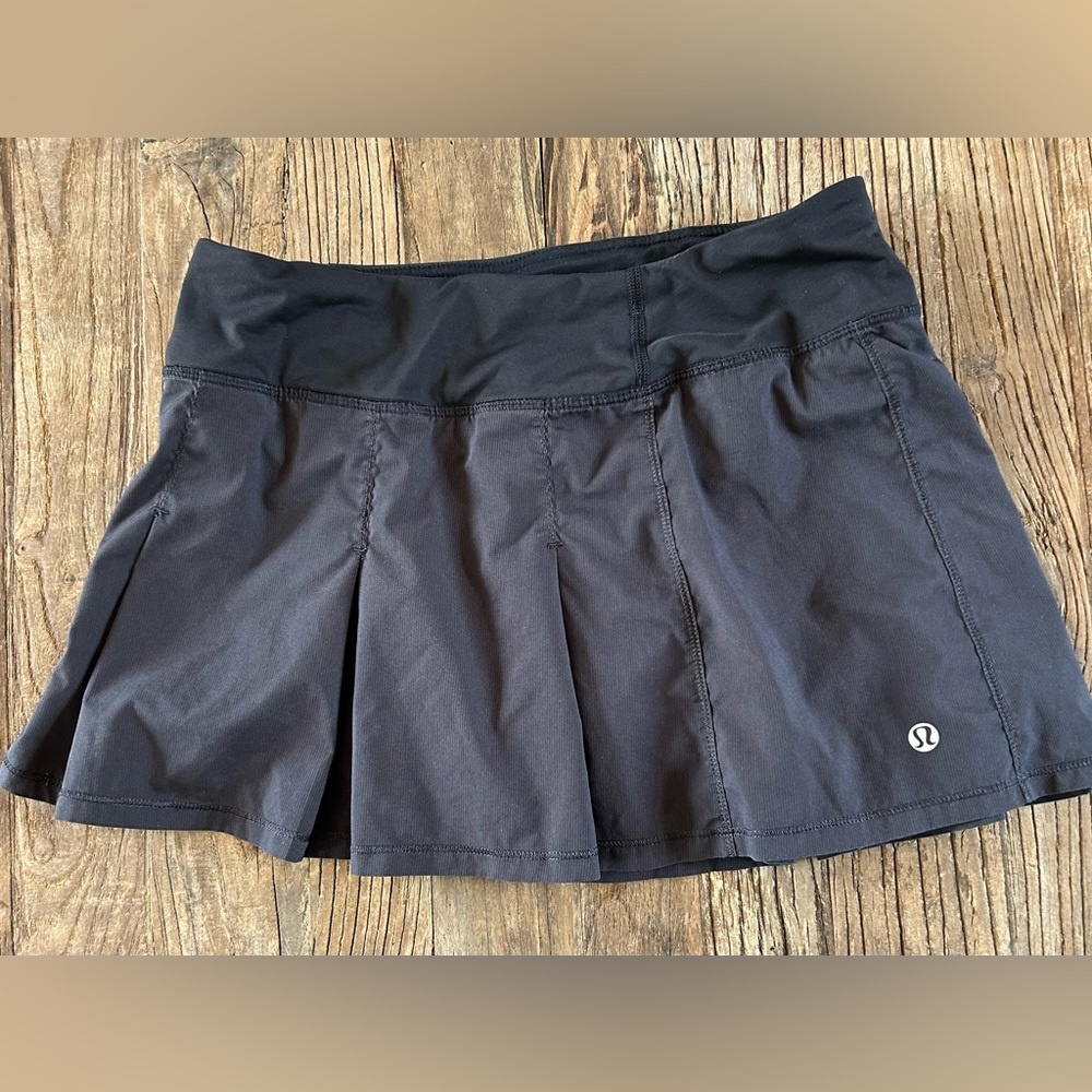 LULU LEMON PLEATED BLACK SKORT. tennis/running/errands. Back zip pocket. Size 4